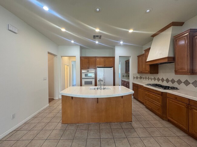 Building Photo - Beautiful home on the Golf Course in the Riverlakes Community!