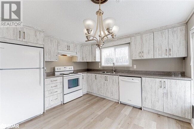 Building Photo - 20 Sarna Dr