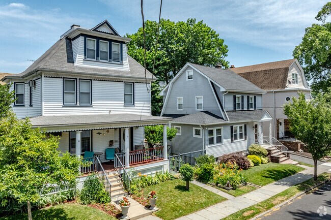 Kearny's picturesque streets are lined with lovely homes.