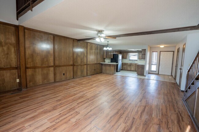 Building Photo - Charming 3 Bed Room Duplex / $1600