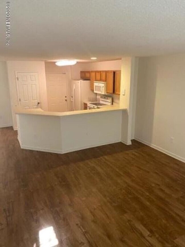 Building Photo - Move in ready 3/2.5 Condo available NOW