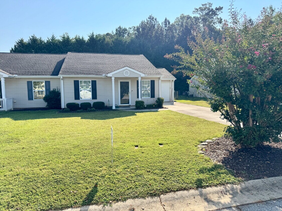 2 bedroom townhome in Seneca - 2 bedroom townhome in Seneca