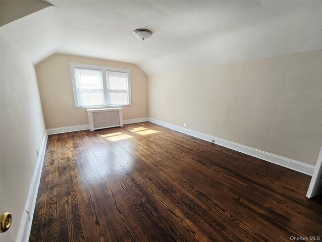 Foto del edificio - 190 Bryant Ave