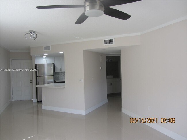 Foto del edificio - 8343 Lake Dr