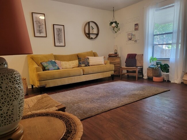 Building Photo - Super cute 2 bedroom 1 bath duplex