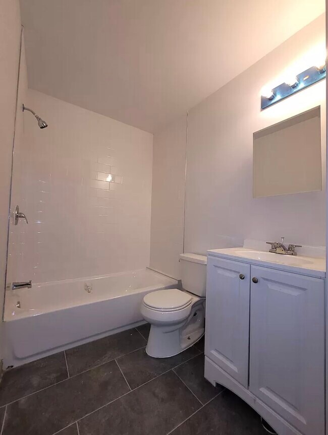 Unit 1R - 200 Parkhurst St