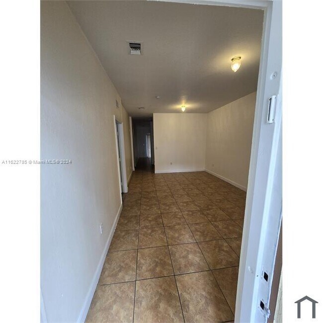Building Photo - 1656 SE 29th Ct