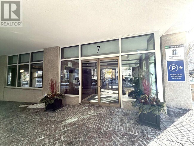 Photo du bâtiment - 7 Broadway Ave