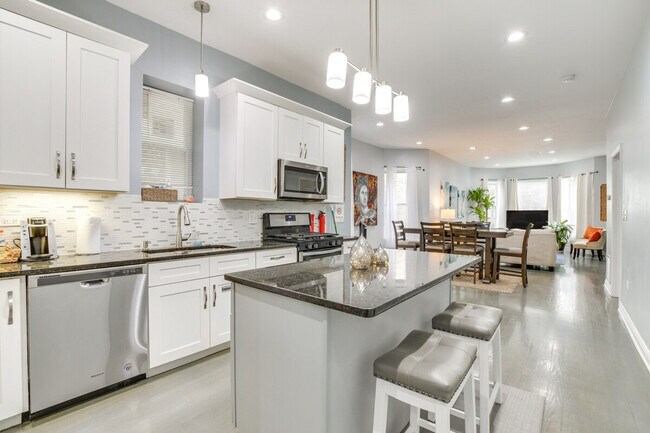 Building Photo - 4904 W Fulton St