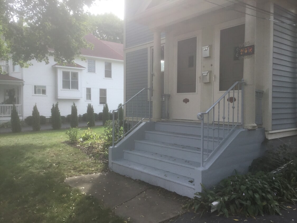 Front entrance - 603 Brainerd Ave
