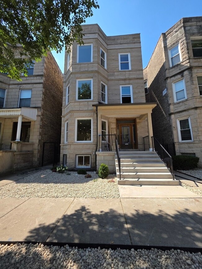 Building Photo - 3726 N Racine Ave