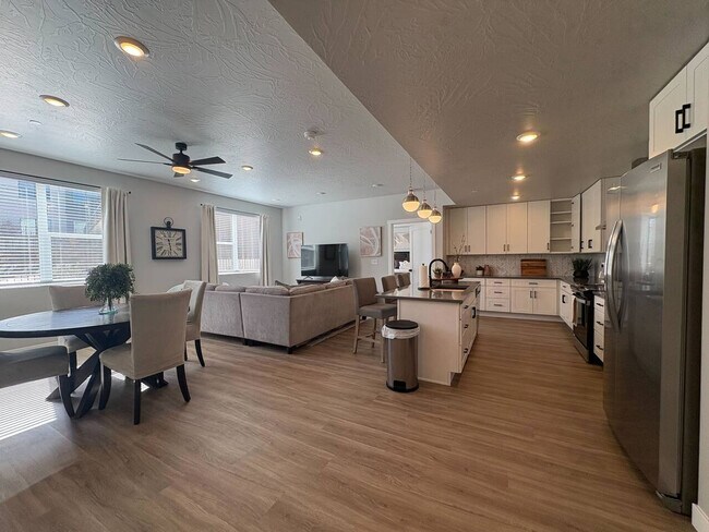 Building Photo - 206 N Chapparell Dr