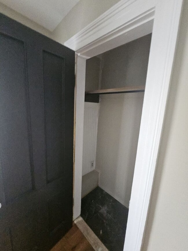 Building Photo - 3 Bedroom with off-street Parking on Park Ave