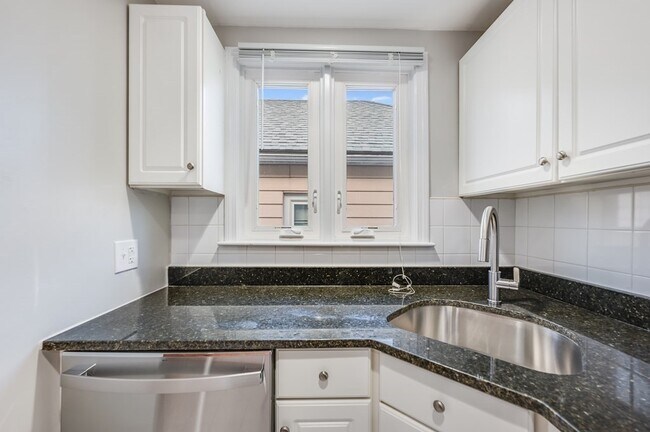 Building Photo - 12 Berkshire Pl