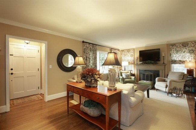 Foto del edificio - 744 East Paces Ferry Rd NE