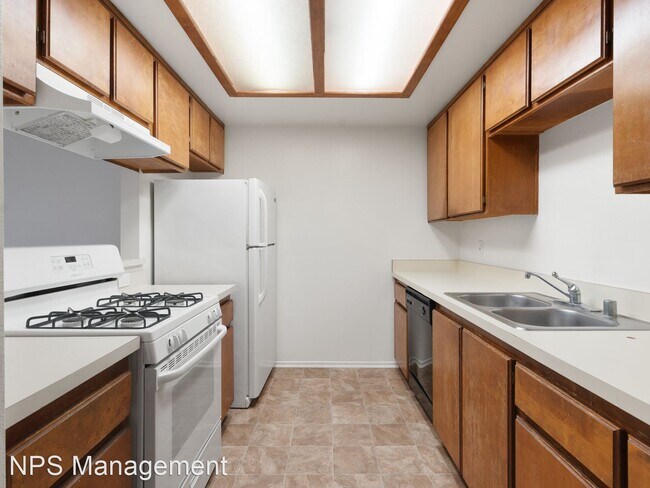 Foto del edificio - 2 br, 2 bath Apartment - 1075 Loma Ave 107...