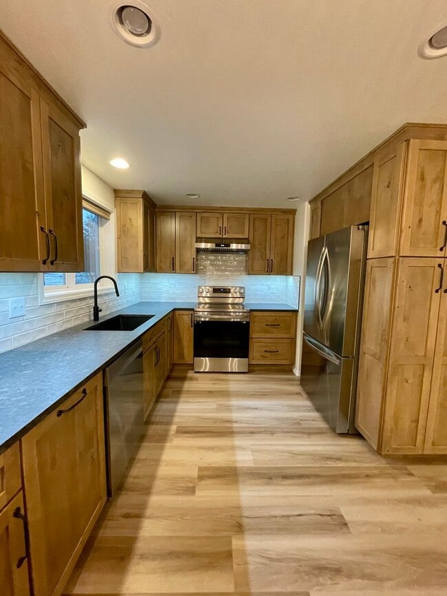 Building Photo - Stunning Riverfront Home in Sun Country