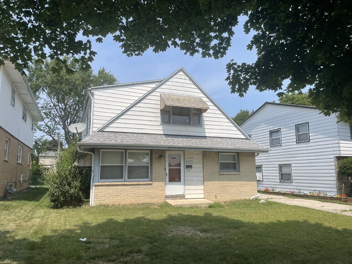 Primary Photo - Upper 2 Bedroom 1 Bath Duplex