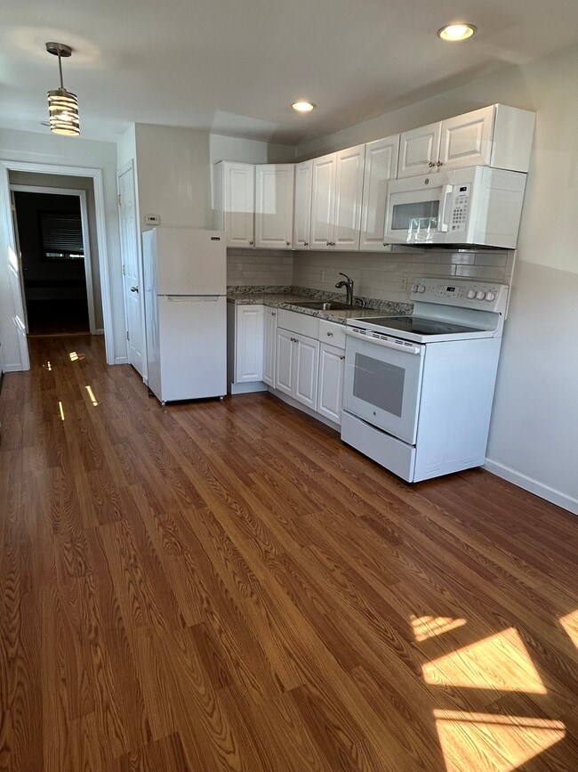 Kitchen , L/R - 417 Briarwood Rd