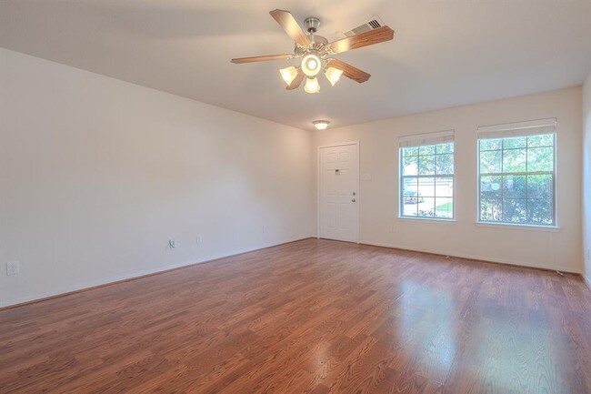 Foto del edificio - 2727 Roaring Oaks Ln