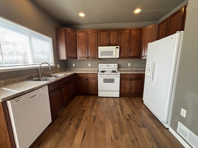 Foto del edificio - 3 bed, 2 1/2 bath single family home avail...