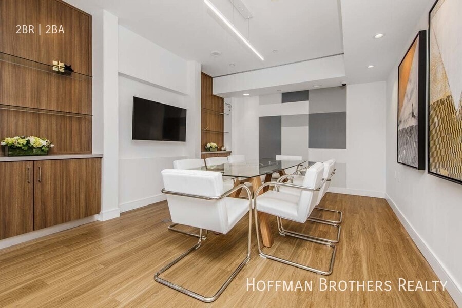 Foto principal - 455 S Kenmore Ave