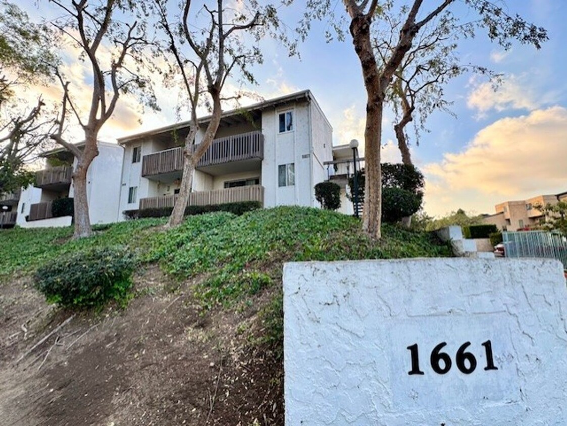 Foto principal - Central, Spacious 2-Bed Condo with Great A...