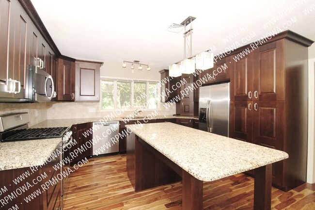 Building Photo - OVER 3000 SQ FT!!!  3 Bedroom, 2 Bath, 2 H...