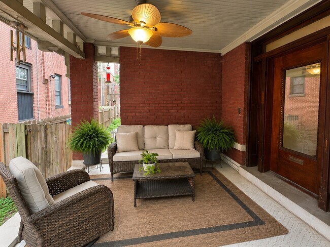 Foto del edificio - 6110 Waterman Blvd