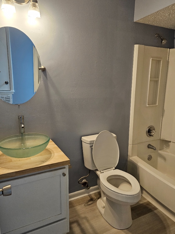 Building Photo - 719 Hedgelawn Way