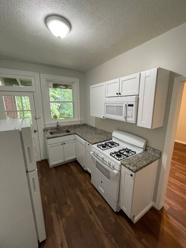 Foto principal - 147 Meade Ave - (06120)