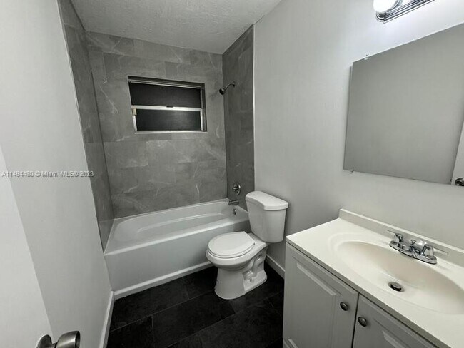 Foto del edificio - 1051 NW 27th Ave