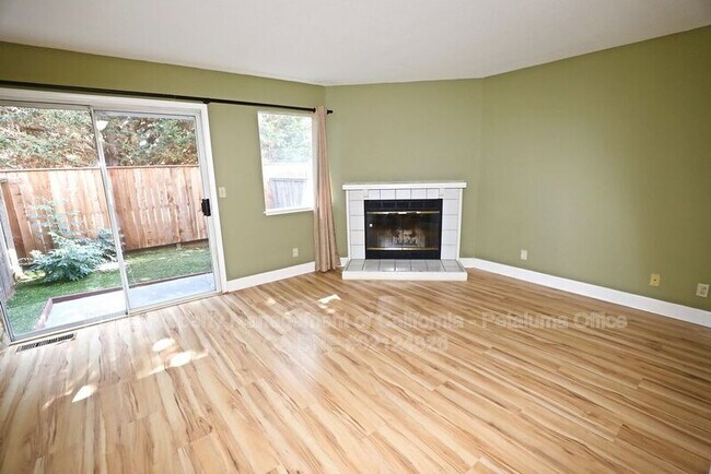 Building Photo - 21 Meadowbrook Ct