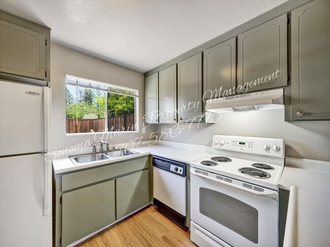 Building Photo - 576 Racquet Club Cir