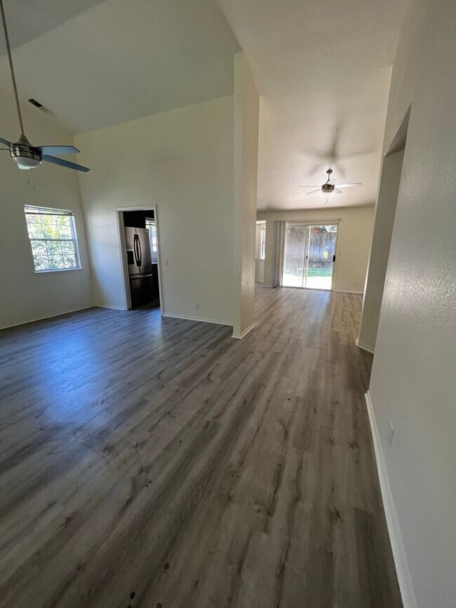 Building Photo - Newly remodeled