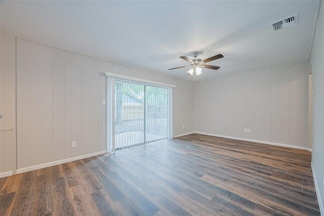 Foto del edificio - 9003 Chateau Forest Dr