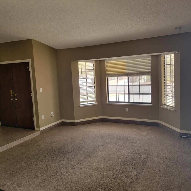 Building Photo - 5837 Fox Run Ct