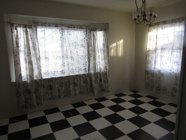 Building Photo - Older Mobile Home With Large Fenced Yard