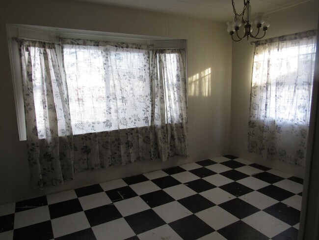 Foto del edificio - Older Mobile Home With Large Fenced Yard