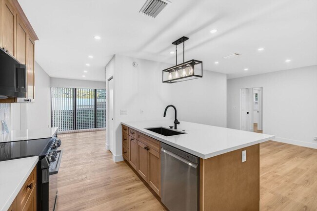 Foto del edificio - 2 BEDROOMS 1 BATHROOM!