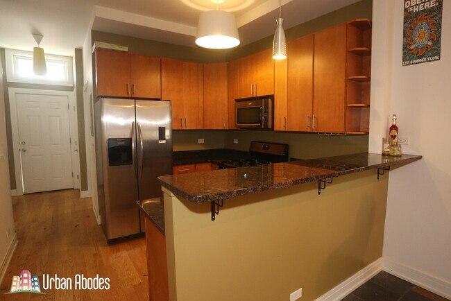Building Photo - 3023 N Oakley Ave