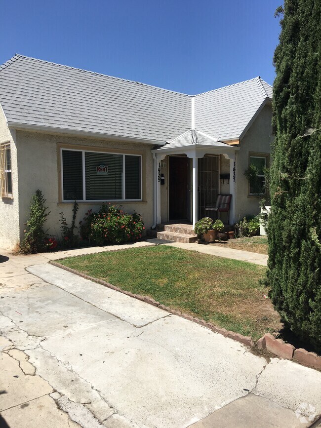 Wilshire Vista Heights Apartments for Rent with a Yard Los Angeles