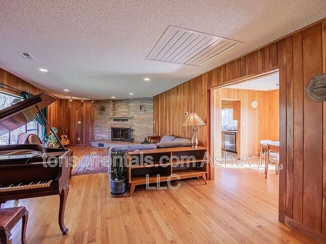 Foto del edificio - 411 Old County Home Rd W
