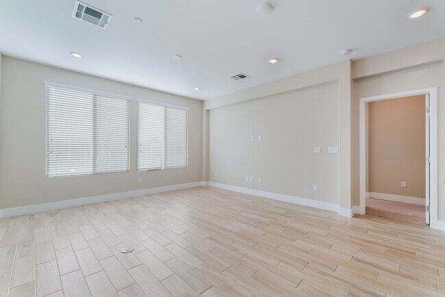 Foto del edificio - A Meticulously Upgraded Townhouse  *Age Restricted 55+
