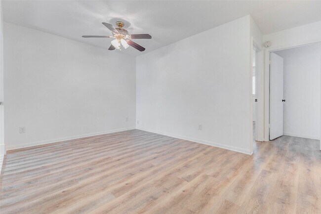 Foto del edificio - 10720 Briar Forest Dr