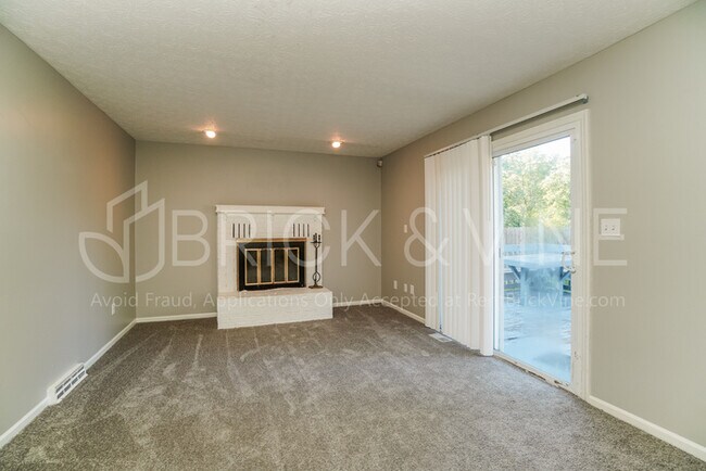 Foto del edificio - 2227 Lilacwood Ave