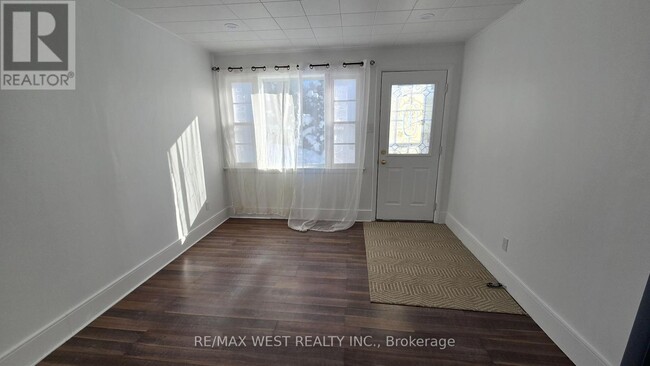 Building Photo - 328 Little Ave