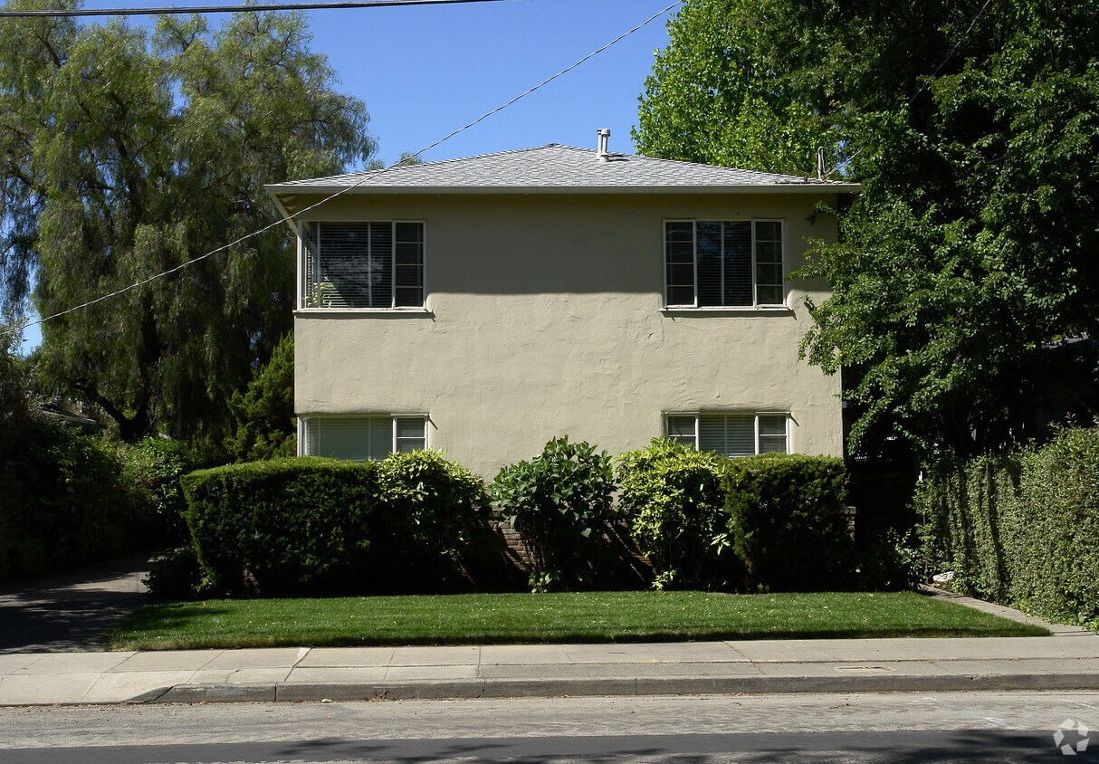 Building Photo - 675 University Dr