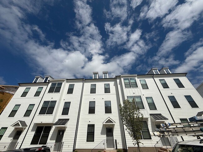 Foto del edificio - Brand New Townhome in the heart of Ballant...