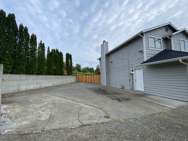 Building Photo - Charming 3-Bed, 2-Bath Home in Prime Feder...